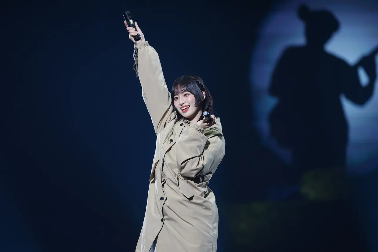 オープニング、一人でセンターステージに登場した冨田菜々風