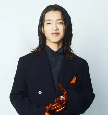 BUDDiiS森愁斗、繊細な歌声を持つアーティストから“怪演”俳優まで…観る者を惹きつける“変幻自在な姿”