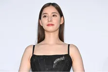 新木優子、エプロン姿がかわいいお掃除ショットに「顔小さい」の声＜良いこと悪いこと＞
