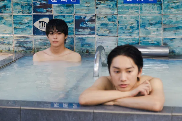 真央(神尾楓珠)と颯(藤原丈一郎)が銭湯で恋バナ