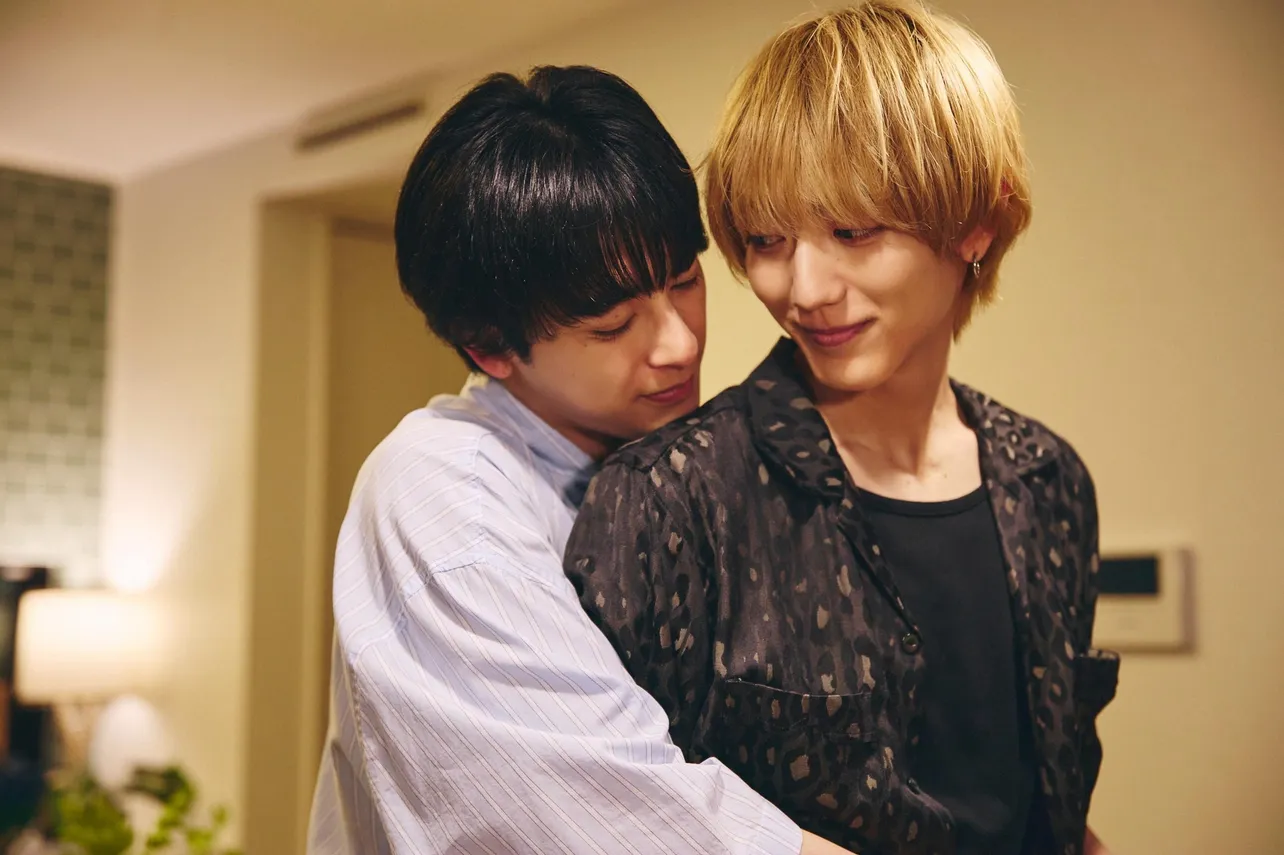 【写真】羽山(駒木根葵汰)をバックハグする白崎(新原泰佑)