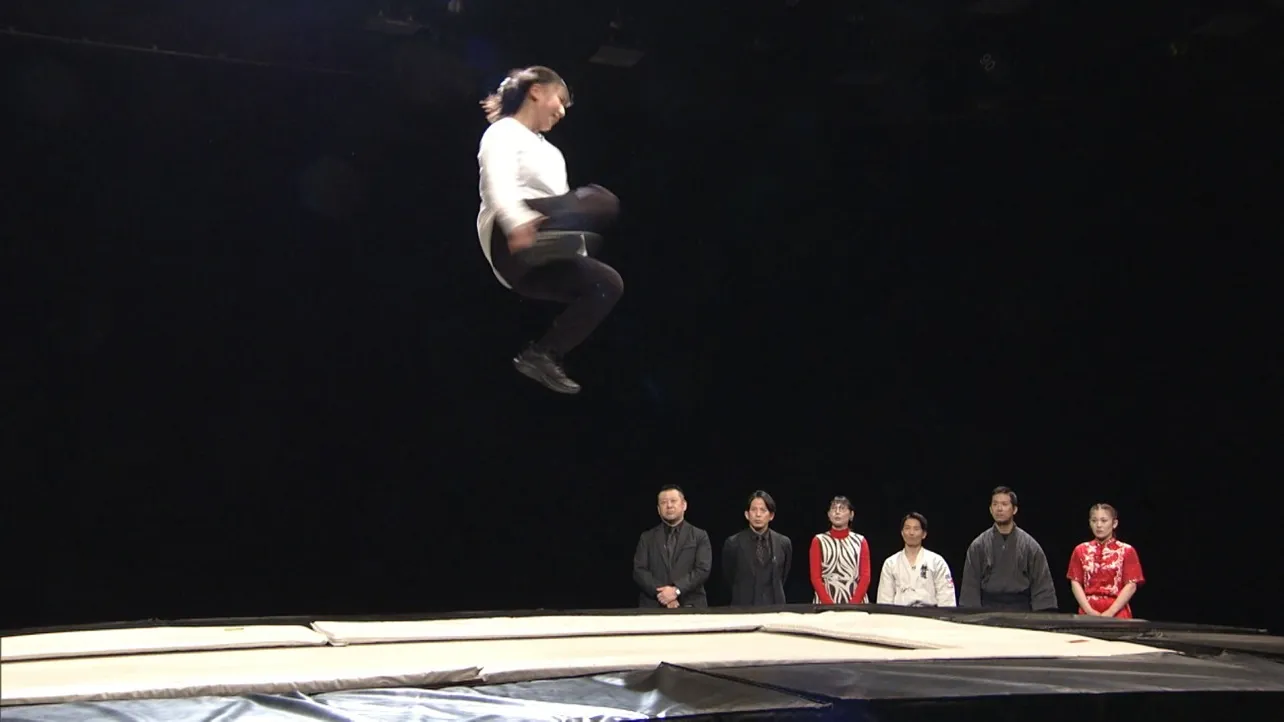 トランポリンを使ってスノーボードの身体操作を説明する今井胡桃氏(#4より)