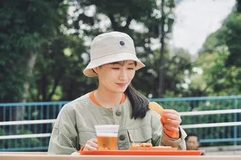 武田梨奈“ワカコ”「こういう時は直感を信じよう」神奈川・野毛の飲み屋街で玉袋筋太郎“客”らと酒を楽しむ＜ワカコ酒 Season9＞