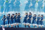 右手で「ヒ」の文字を表したお馴染みのポーズを決めるけやき坂46