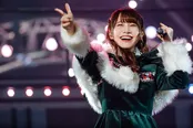 【写真を見る】けやき坂46のクールビューティー・加藤史帆がキュートなクリスマス風の衣装で登場するも「赤バージョンも着てみたいなぁ」とマイペース発言♪