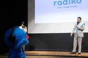 マスコットキャラクター「ラジまる」に興味津々の太田光