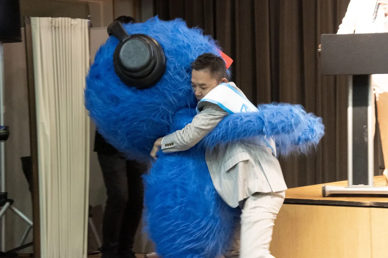 ラジまるに力強くハグする太田光