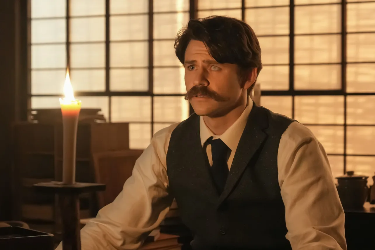 【写真】夢中になり怪談を聞くヘブン(トミー・バストウ)