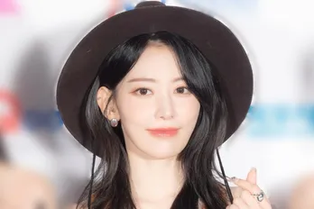 LE SSERAFIM・宮脇咲良、エンジ色の毛糸から帽子の編み物を仕上げる様子に「すごい!」「天才」と反響