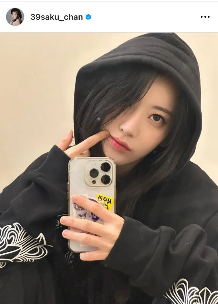 画像・写真 LE SSERAFIM・宮脇咲良、エンジ色の毛糸から帽子の編み物を