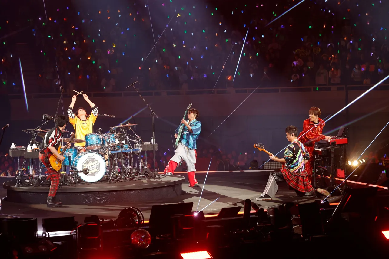 圧巻のバンドサウンドで武道館の観客を盛り上げる！