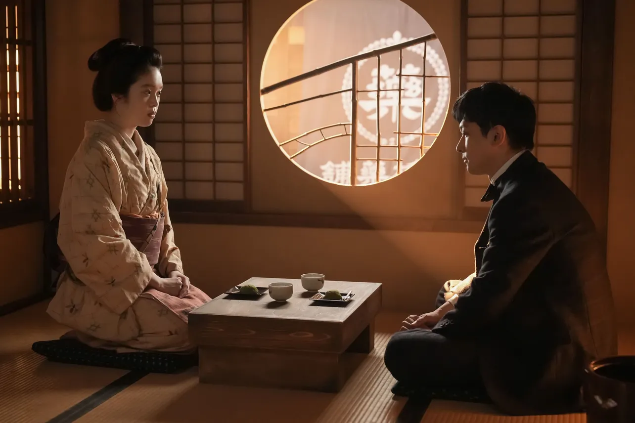 【写真】向かい合うトキ(高石あかり)と錦織(吉沢亮)