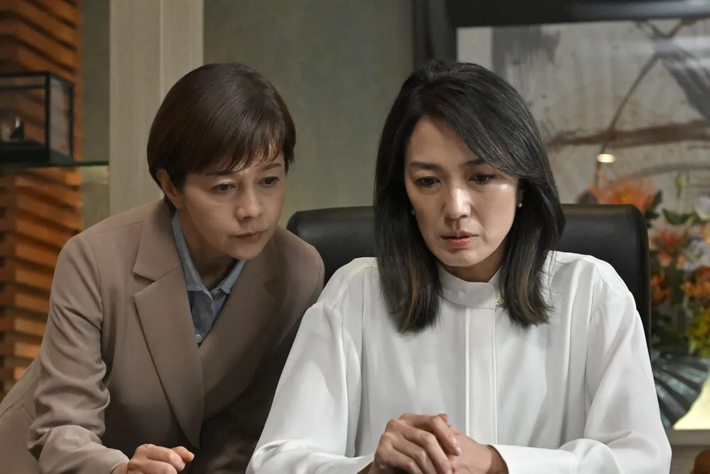 犯人に謝罪を要求された杏子(板谷由夏)と警護する奈美(沢口靖子)