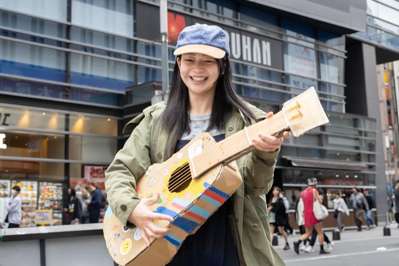 【写真】白鳥玉季“ほたる”がトーヨコで自作のギターを奏でる