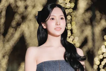 TWICE・MINA、ショート丈ドレスで表参道に降臨 自身の一年を表す漢字は「挑」