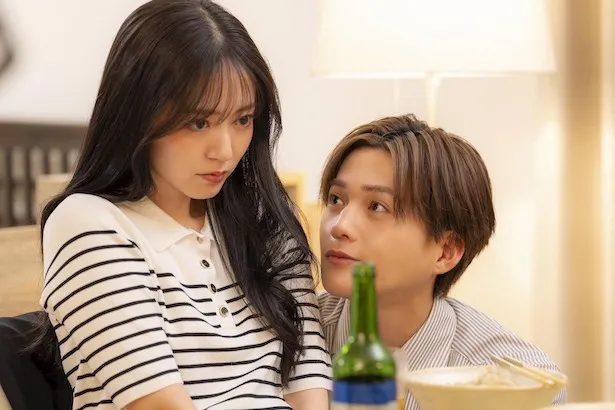 【写真】愛衣(鈴木愛理)に接近する旬(八木勇征)