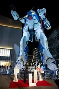 【写真】実物大νガンダム立像(最高部24.8m)を見上げる小野賢章＆上田麗奈
