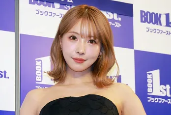 三上悠亜、セルフプロデュースのコーデでミニスカから“絶対領域”あらわな姿に「すごく素敵」と反響