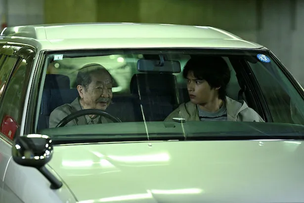 【写真】謎のおじさんに助けてもらった都成(水上恒司)