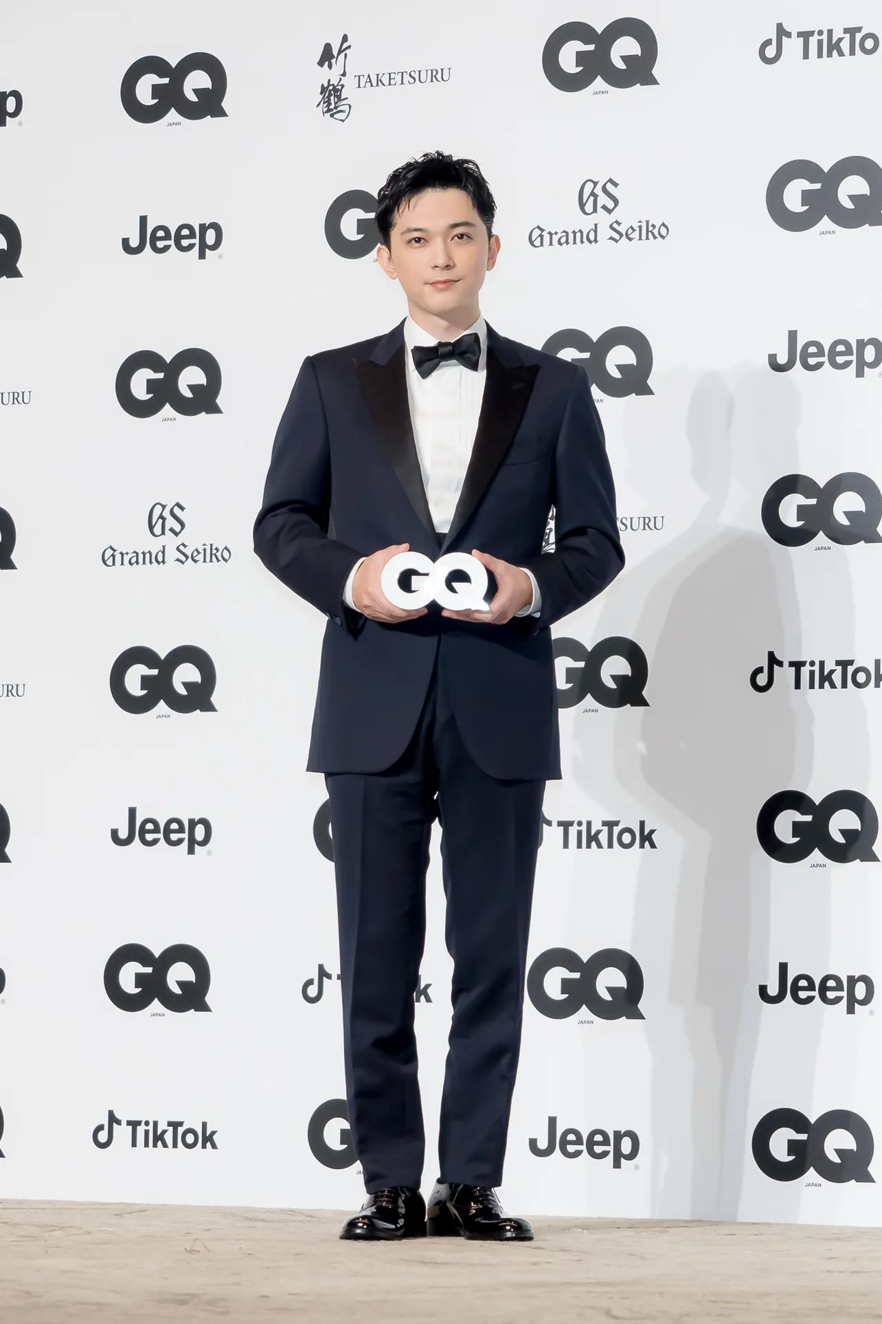 【写真】吉沢亮、ネイビー×ブラックのスーツで登場