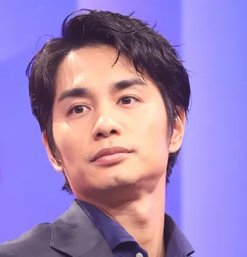 中村蒼、池村碧彩らクラスの子供たちと寄り添うオフショットに「良い顔してるわ」と反響<フェイクマミー>