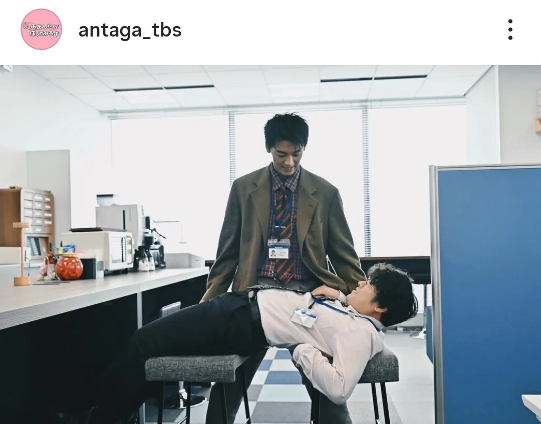 【写真】竹内涼真が前原瑞樹にストレッチをレクチャーする仲良しオフショット