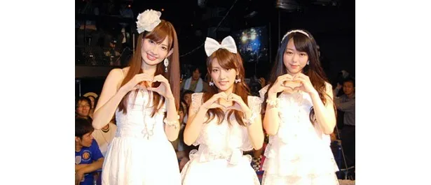 2010年、ノースリーブスの小嶋陽菜、高橋みなみ、峯岸みなみ
