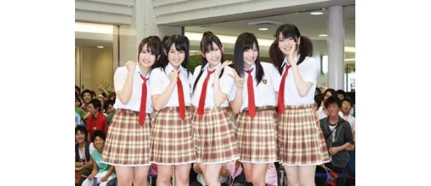 2010年、渡り廊下走り隊の平嶋夏海、多田愛佳、渡辺麻友、仲川遥香、菊地あやか