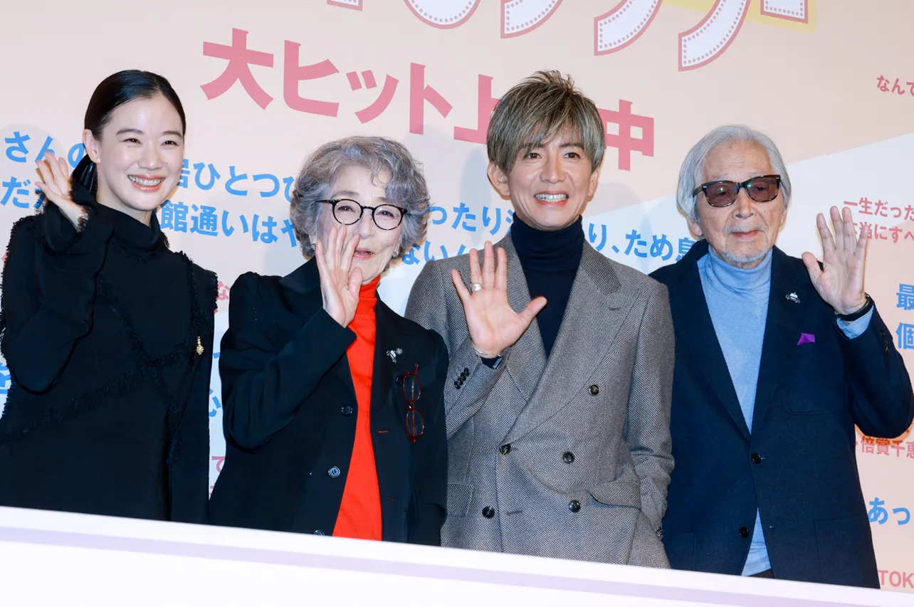 【写真】“大ヒットの笑顔！”というカメラマンの掛け声に笑顔で手を振る木村拓哉ら