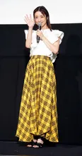 【写真】ずっとかわいい！涼しげな白のノースリーブと黄色いチェックスカート姿の上戸彩