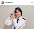 【写真】山下美月、手のひらで“9”のポーズをとる海技制服の笑顔姿