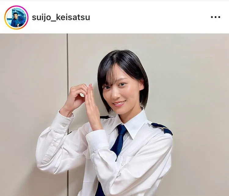 【写真】山下美月、手のひらで“9”のポーズをとる海技制服の笑顔姿