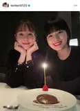 “ショートパーマ”にイメチェン…トリンドル玲奈、美デコルテあらわなワンピ姿に「髪型かわい過ぎ！」