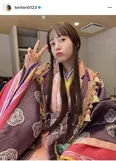 “ショートパーマ”にイメチェン…トリンドル玲奈、美デコルテあらわなワンピ姿に「髪型かわい過ぎ！」