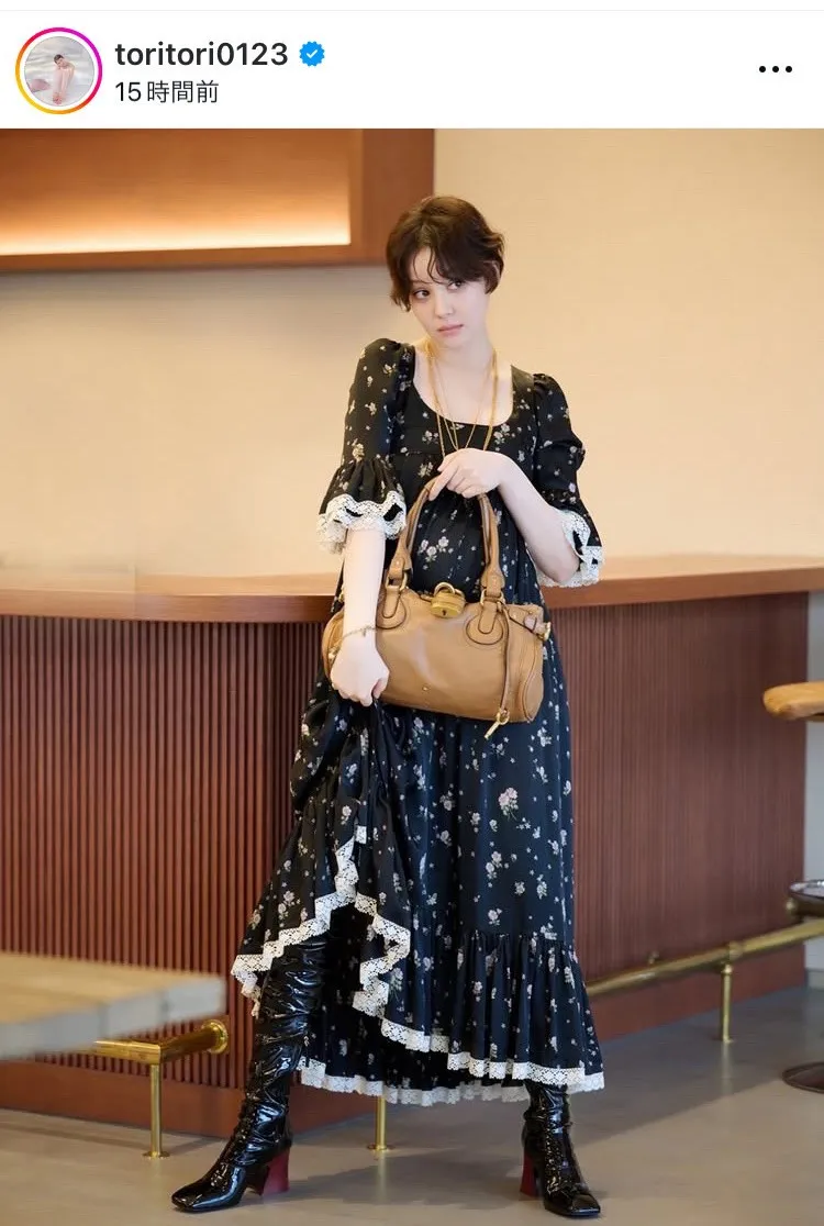 【写真】“ショートパーマ”にイメチェン…トリンドル玲奈、美デコルテあらわなワンピ姿