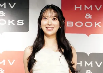 堀未央奈、カジュアルスタイルでミニスカから伸びる“絶対領域”あらわな美脚カットに「いいね!」