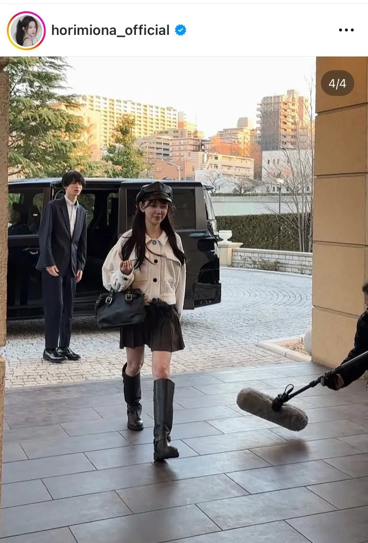 【写真】堀未央奈、カジュアルスタイルでミニスカから伸びる“絶対領域”あらわな美脚カット