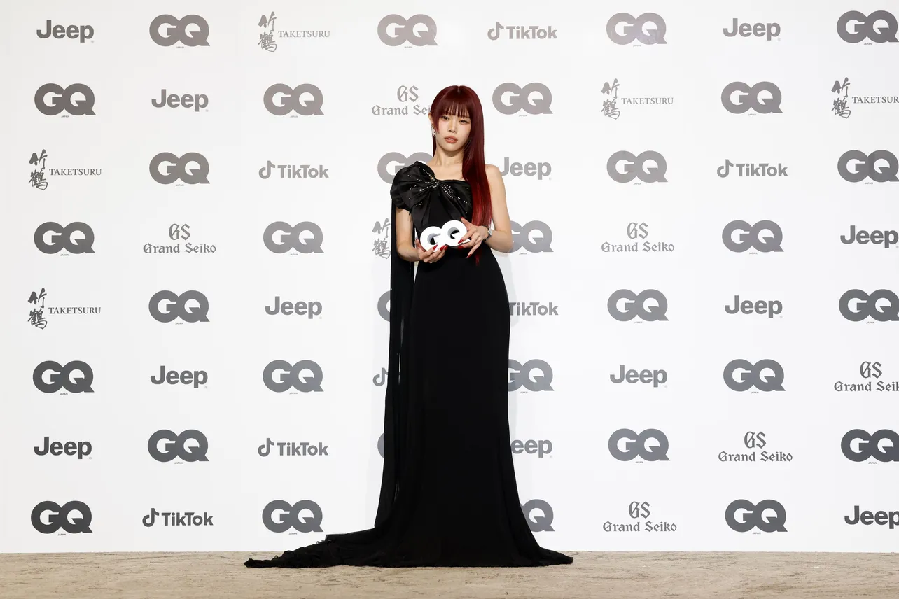 【写真】ワンショルダーの黒ドレスでフォトコールに参加したアイナ・ジ・エンド