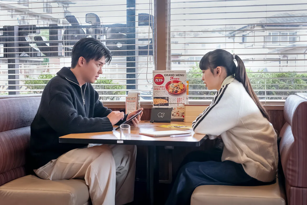 【写真】いつも通りファミレスで話す小瀧望と近藤華