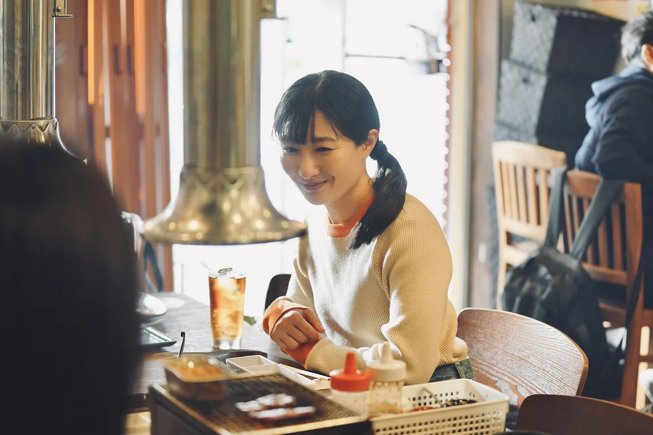 横浜市の野毛にある焼き肉店を訪れたワカコ(武田梨奈)