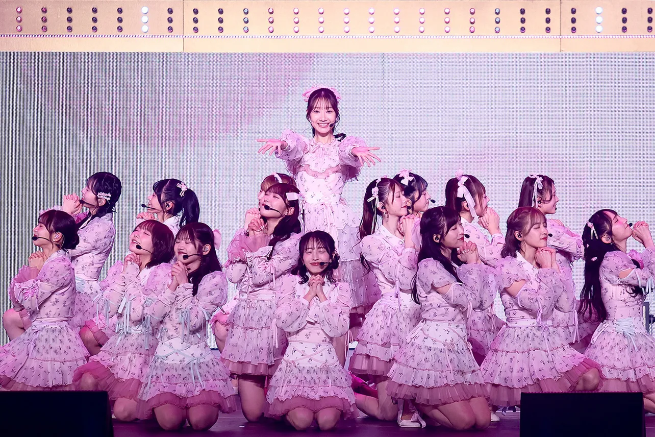 柏木由紀らオリジナルメンバーで「カラコンウインク」をパフォーマンス