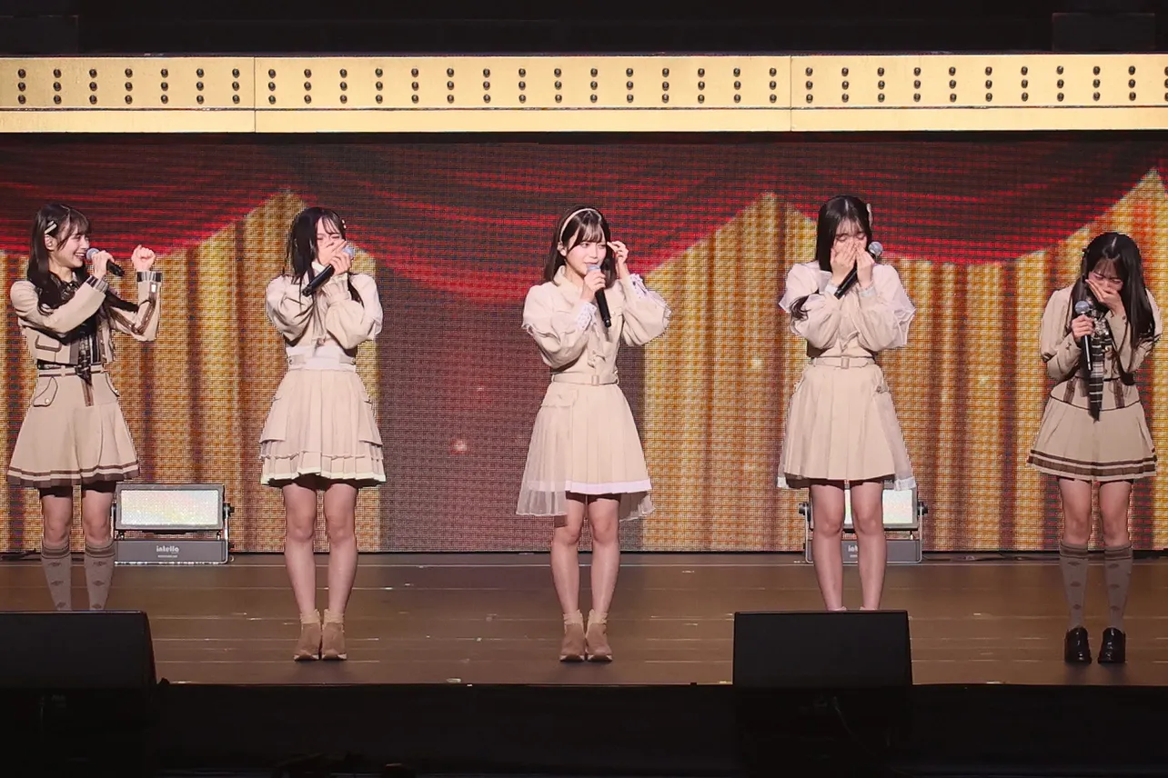 正規メンバーへの昇格をサプライズで知らされ、涙を流す19期生