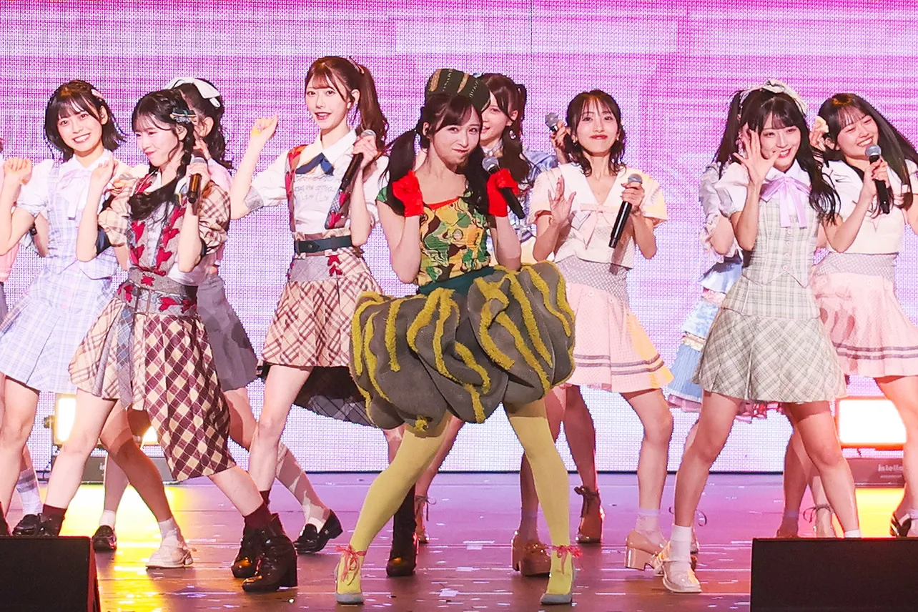 センターの小栗有以がかぼちゃに扮して「Oh my pumpkin!」を披露