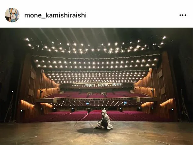 グレーのパーカーのフードをかぶった“治安悪め”の上白石萌音