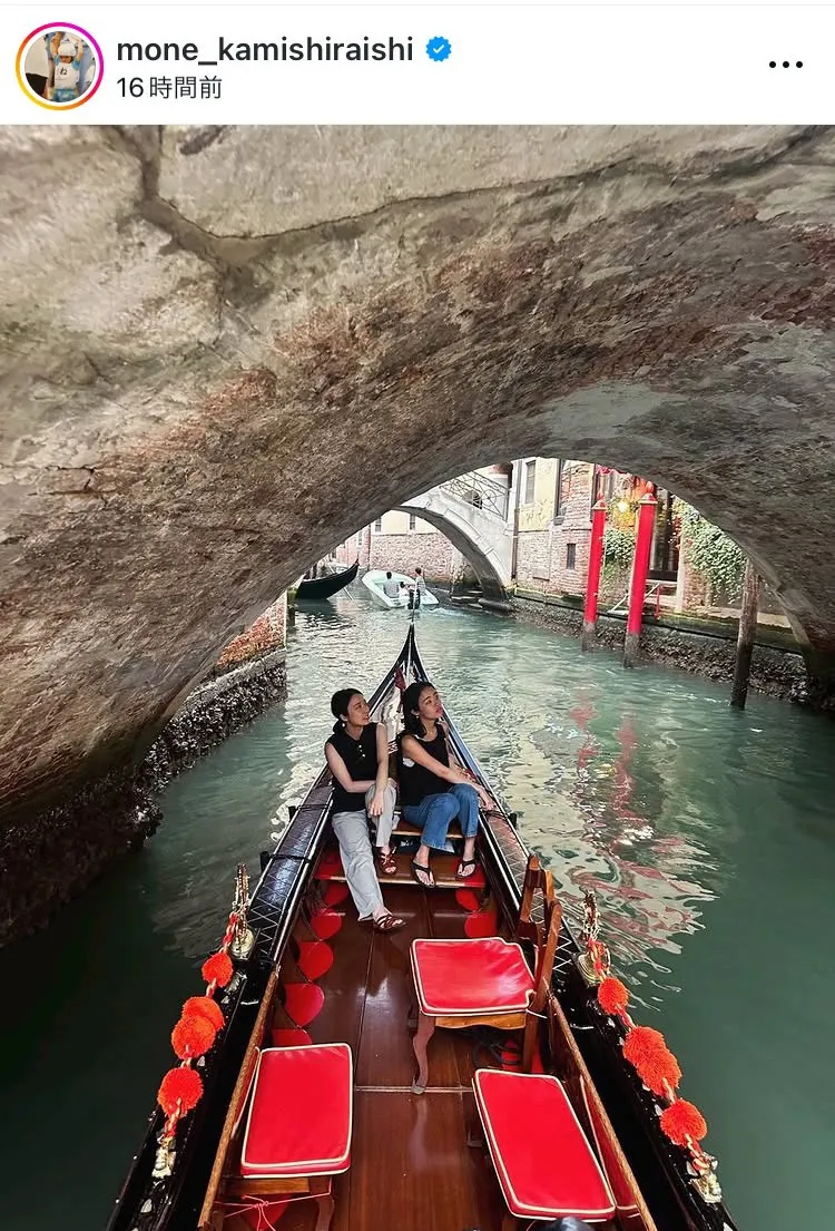 【写真】上白石萌音、藤原さくらとイタリアでリバークルーズするオフ感満載のカット