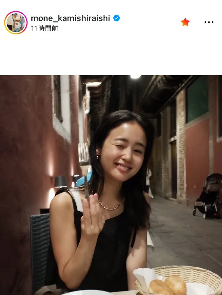 上白石萌音、イタリアでおいしそうに食事をとるショット