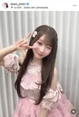 【写真】大谷映美里がアイドルらしさ全開なピンク衣装で、中島健人のソロ曲「JUST KENTY☆」ポーズ