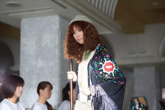 桐谷演じるヒロイン・美輝が個性的なファッションで政党に自分を売り込む！