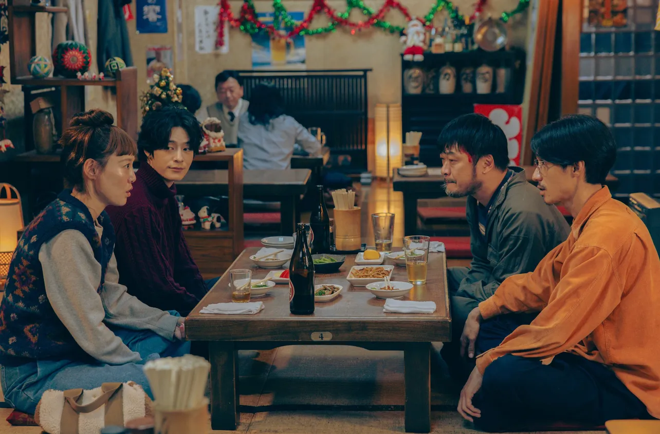 【写真】クリスマスの夜に居酒屋に集ったみつ子(菊地凛子)、信(塩野瑛久)、正義(竹原ピストル)、幸助(錦戸亮)