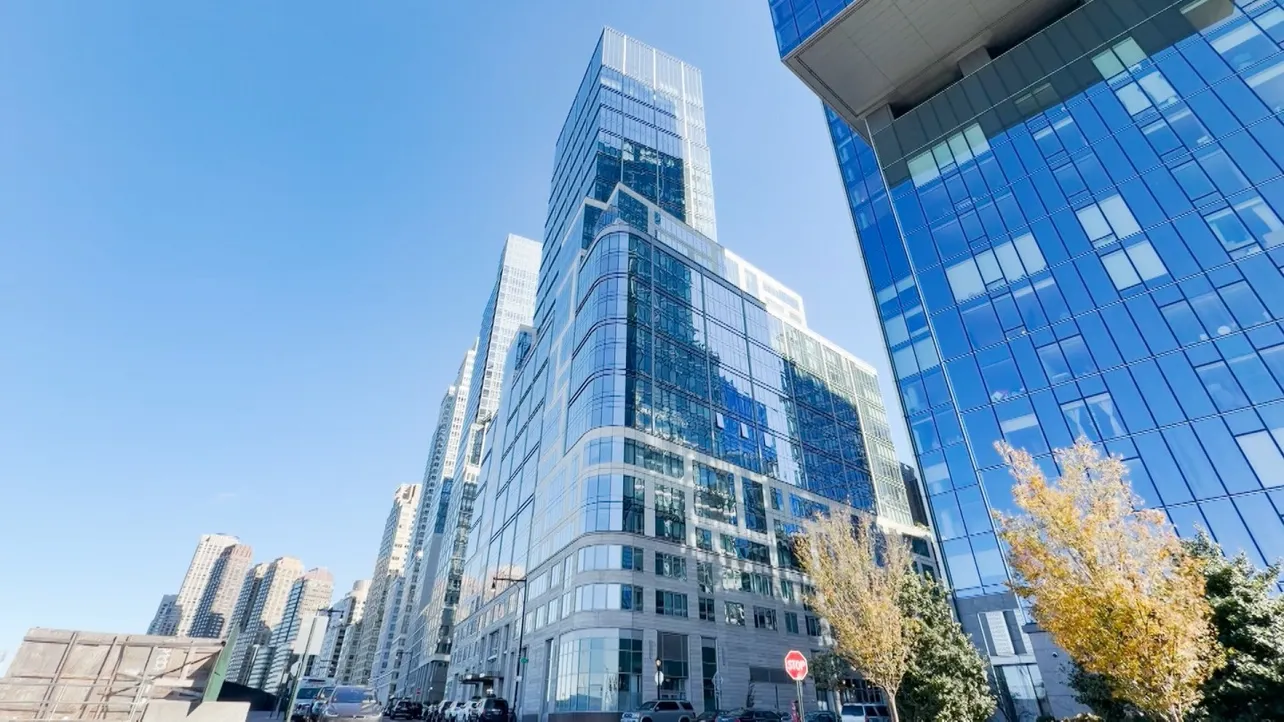 まさに「摩天楼」での暮らしを味わえる“冗談じゃない”メゾネット物件